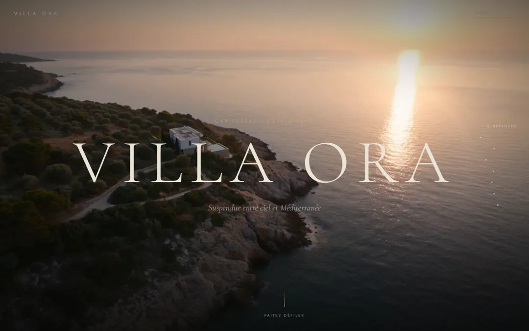 Page d'accueil du site Villa Ora : vue aérienne d'une villa contemporaine surplombant la Méditerranée au coucher du soleil.